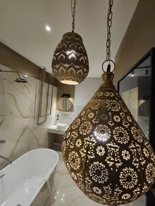 Las preciosas lámparas marroquíes del baño.