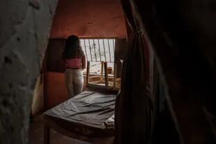 Una mujer cuyo hijo fue reclutado por pandillas, en su casa en La Vega, Venezuela 