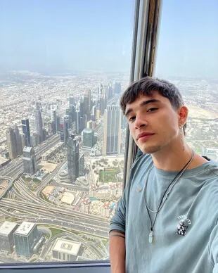 Julián Serrano en el edificio más grande del mundo (Foto: Instagram @julianserrano01)