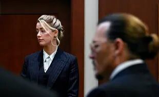 La actriz Amber Heard y el actor Jonny Depp ven al jurado llegar al Tribunal de Circuito del Condado de Fairfax en Fairfax, Virginia. (Brendan Smialowski/Pool photo via AP)