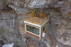 Un escalador construye casas en acantilados y las alquila para vivir la experiencia de dormir en el precipicio