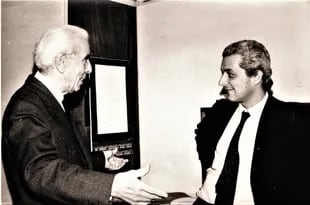 Osvaldo Fresedo y César Gotta. El compositor conoció a Guido Gotta, su padre, en los años 20, durante los Bailes del Internado. Circa 1970.