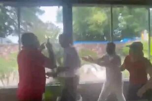 Tensión en Venezuela: militantes chavistas agredieron a Guaidó en un restaurante