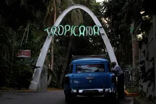 Un letrero de neón brilla sobre la entrada del cabaret Tropicana
