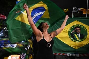 Una partidaria del presidente brasileño y candidato a la reelección, Jair Bolsonaro, reacciona mientras observa el conteo de votos de las elecciones legislativas y presidenciales, en Río de Janeiro, Brasil, el 2 de octubre de 2022. - Los brasileños votaron el domingo en una elección presidencial polarizada que enfrenta -El corredor Luiz Inacio Lula da Silva espera participar en la primera ronda, ya que el titular Jair Bolsonaro dice que aceptará el resultado si es "limpio". (Foto de CARL DE SOUZA / AFP)