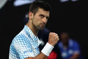 Novak Djokovic festeja uno de los puntos conseguidos ante Stefanos Tsitsipas