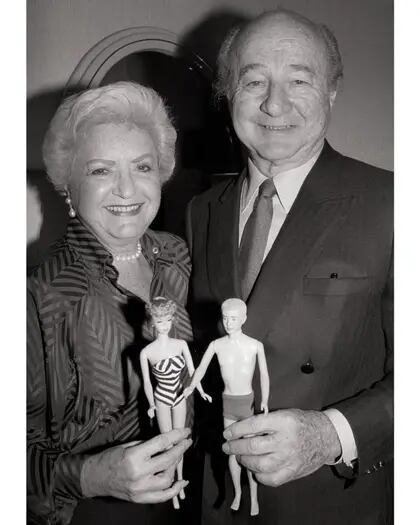 Ruth y Elliot Handler con sus famosos muñecos, Barbie y Ken, nombrados en honor a sus dos hijos