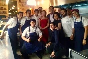 Scarlett Johansson junto al staff del restaurante i Latina