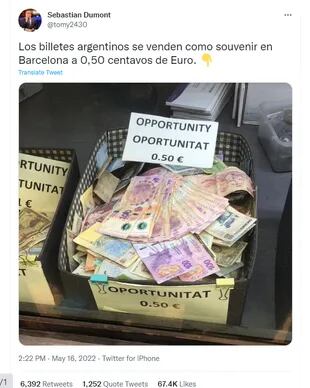 Sebastián Dumont, el periodista de Canal 26, compartió una fotografía de una canasta con billetes argentinos en Barcelona