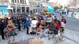 Conflicto con los manteros: la Policía liberó la Avenida Pueyrredón tras dos días de cortes