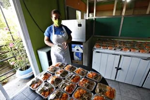 Mirna Florentín controla los menúes del día