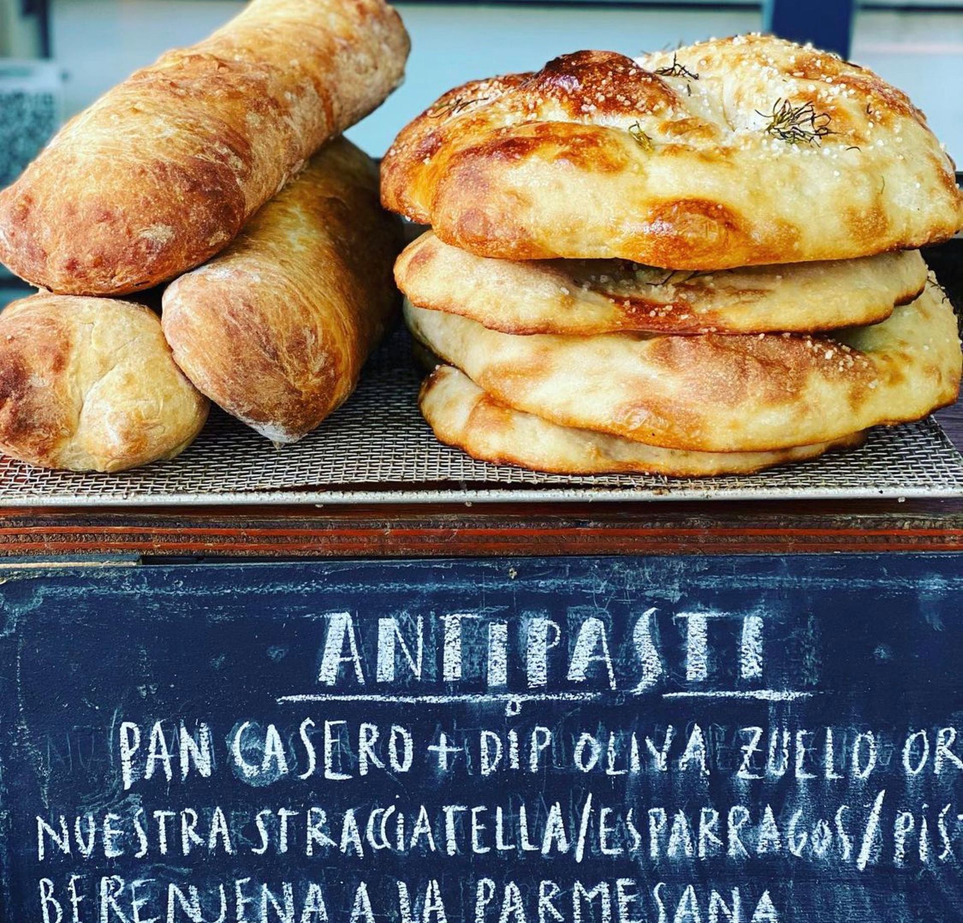 En La Alacena todos los panes son tratados con sumo respeto: su fermentación natural de 24 horas asegura un producto liviano y esponjoso.