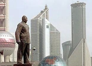 La estatua de Chen Yi, el primer alcalde de Shangai desde 1949. La ciudad portuaria es un poderoso ejemplo del progreso comercial chino