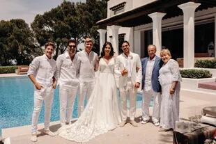 Los recién casados posan con los hermanos
del jugador, Giuliano y Gianluca Simeone; su padre
Diego y sus abuelos paternos, Carlos y Nilda.