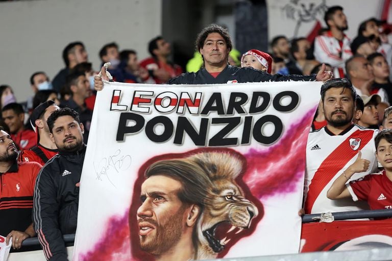 Los hinchas de River ovacionaron a Leonardo Ponzio, en su última función como jugador de River como local, ante Defensa