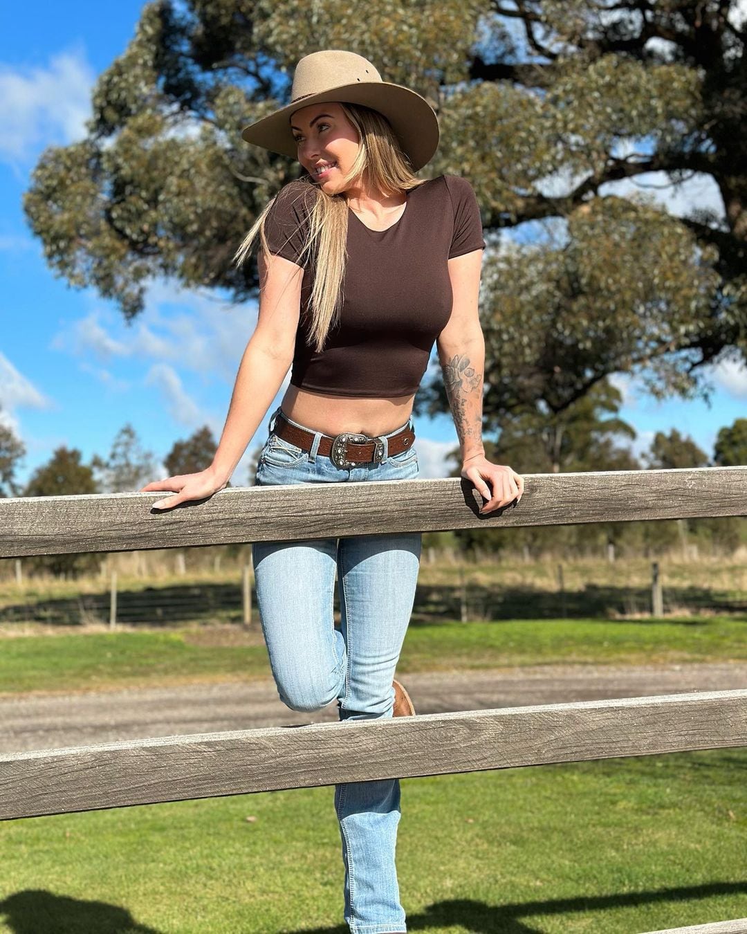 Honey es una famosa modelo australiana reconocida por subir videos en OnlyFans vestida como campesina