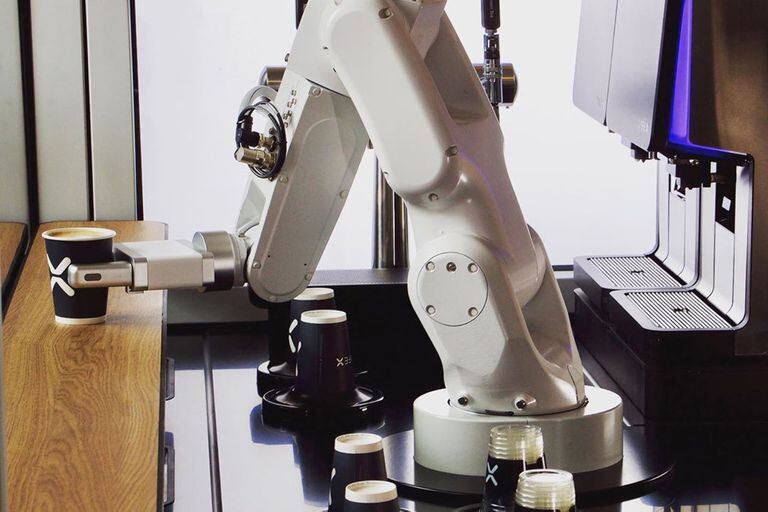 Robots baristas: las cafeterías que evitan el contacto y bajan los costos