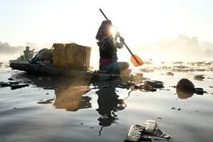 Reciclan la basura para vivir: los limpiadores de ríos de Myanmar encontraron una fuente de trabajo en medio de la contaminación