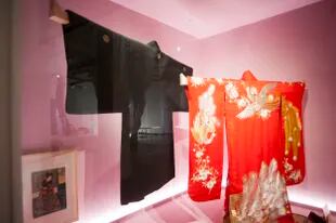 Los kimonos se despliegan en todo su esplendor. También se puede tocar sus sedas, y es posible probarse un traje tradicional con sus características geta, ojotas de madera

