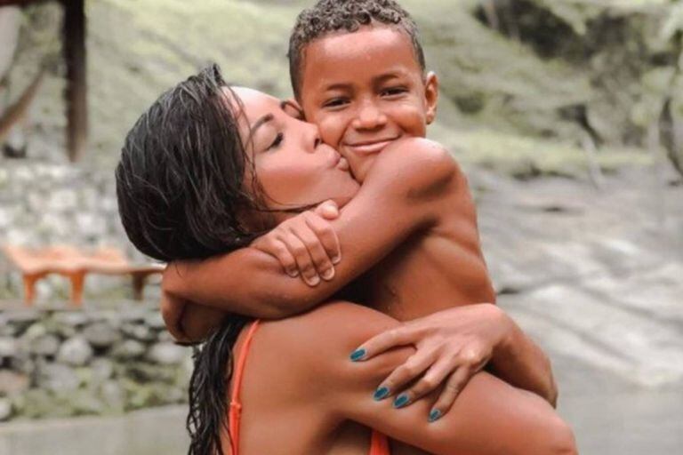 Carol Nakamura conoció al pequeño Wallace en un basural en el estado de Río de Janeiro y, luego de sentir con él una conexión especial, decidió iniciar los trámites para adoptarlo
