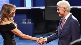 El saludo entre Bill Clinton y Melania Trum
