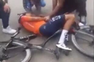 El ciclista Egan Bernal luego de impactar contra un colectivo