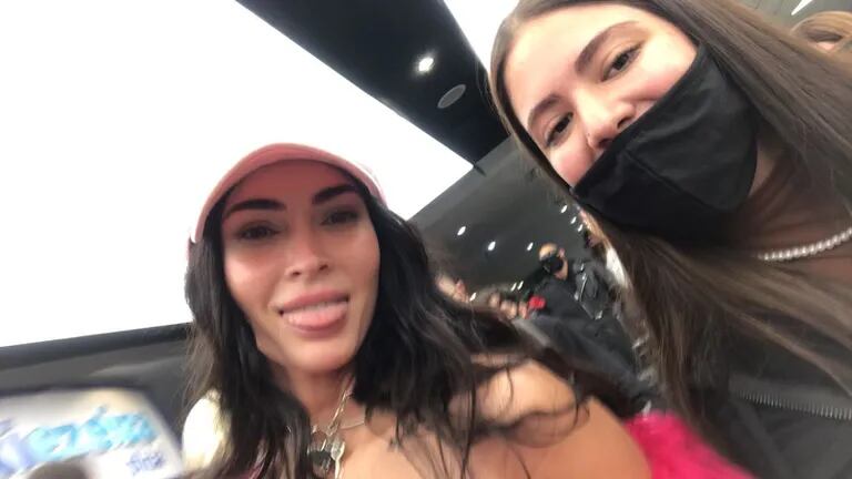 Megan Fox con una fan en el aeropuerto de Ezeiza