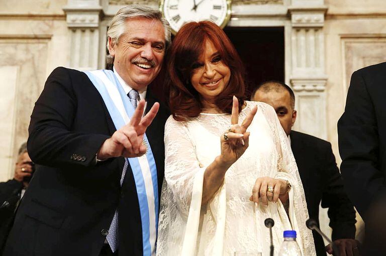 El frío saludo de Cristina con Macri contrastó con el abrazo que le dio Fernández; se cantó la marcha peronista