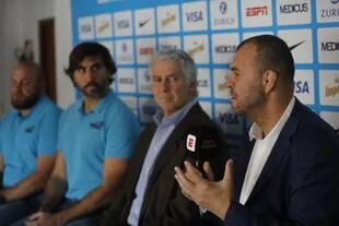 Los asistentes Andrés Bordoy y Juan Martín Fernández Lobbe y el presidente de la Unión Argentina de Rugby, Gabriel Travaglini, escuchan a Cheika en la presentación del cuerpo técnico de los Pumas.