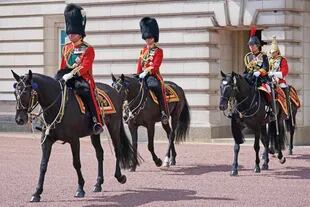 El príncipe Carlos, el príncipe William y la princesa Ana participaron a caballo en el Trooping the Colour, con sus uniformes de coronel en jefe de sus regimientos.
