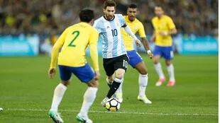 Messi en acción, presionado por la marca brasileña
