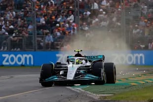 Lewis Hamilton, nuevamente disconforme con el auto y con la tarea del equipo desde los boxes.