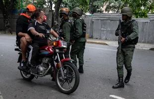 Continúan enfrentamientos en la Cota 905: funcionarios realizan operativo casa por casa para dar con líderes de la banda