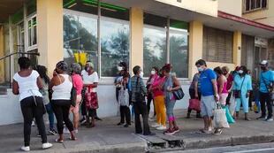 Gente haciendo cola para comprar comida en La Habana, el 4 de febrero de 2022.