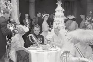 El almuerzo fue en el Patio de Honor de Palacio. Allí, los novios conversaron animadamente con sus invitados antes de que el príncipe se levantara para cortar con su espada la enorme torta de bodas de seis pisos.