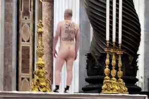 Un hombre se desnudó en el altar de la Basílica de San Pedro ante cientos de turistas