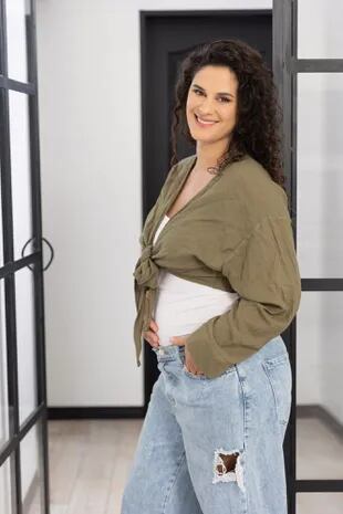 Embarazada de cuatro meses, Sofía Elliot confiesa que ella eligió ser la que atravesara la gestación. “Quería ser madre y vivir el embarazo”.