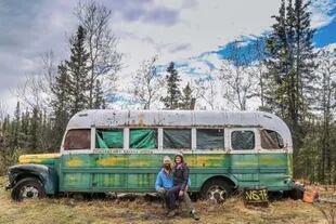Visitaron el  ómnibus donde murió Christopher Johnson McCandless, un hombre que se internó en los bosques de Alaska, y murió refugiado dentro de ese micro. Su historia de vida se hizo famosa a través de la película Into The Wild