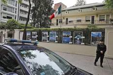 Quién es el exdiplomático vinculado con el mundo del arte argentino que ingresó por la fuerza en la embajada de México