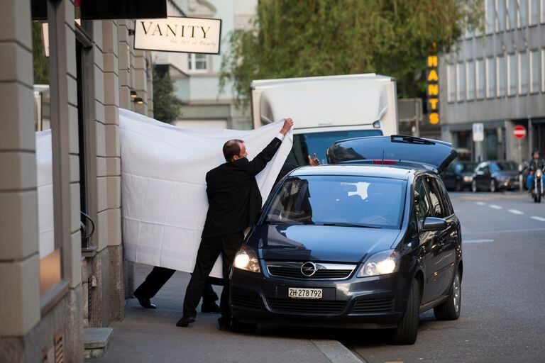 El FIFA Gate: los funcionarios de la FIFA son trasladados luego de ser arrestados por las autoridades suizas en el hotel Baur au Lac, en Zurich, el miércoles 27 de mayo de 2015, tras las múltiples denuncias que realizó Jennings