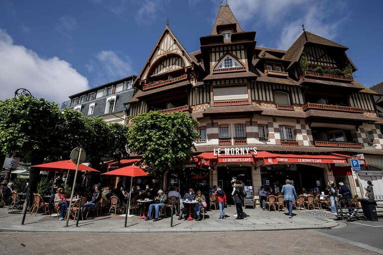Reabrieron los bares, restaurantes y cines en Francia. Gran cantidad de gente se acercó a los bares con terrazas en distintas ciudades