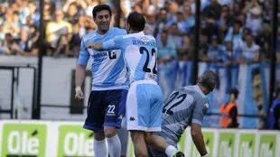Milito se abraza con Chatruc en el primer gol que marcó en su despedida