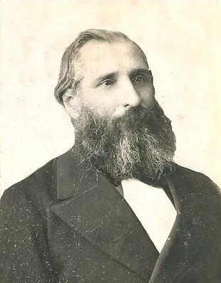 El gobernador de la provincia de Buenos Aires, Adolfo Alsina, era el favorito para ocupar el primer lugar de la fórmula presidencial. Sin embargo, los sarmientistas se impusieron.