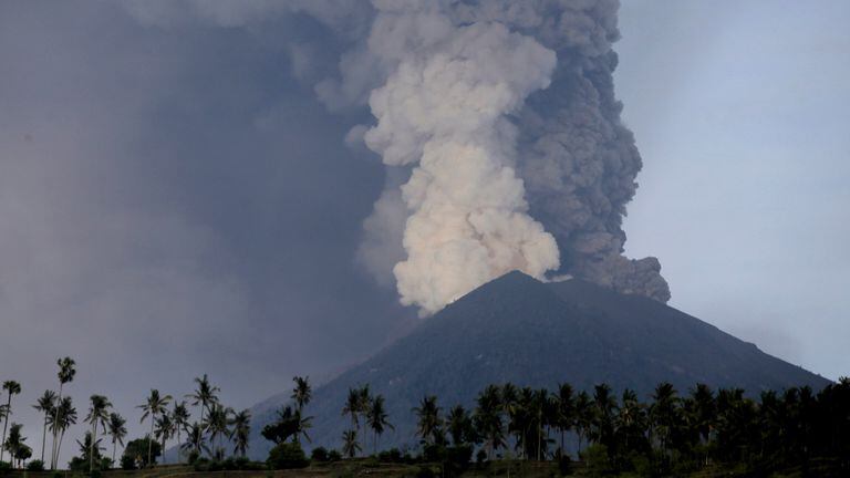 La columna de humos que larga el volcán alcanza los 3000 metros de altura