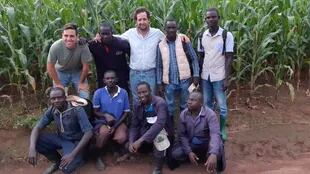 Francisco Podestá, tercero en la segunda fila, junto a un equipo de monitoreo de cultivos en Uganda
