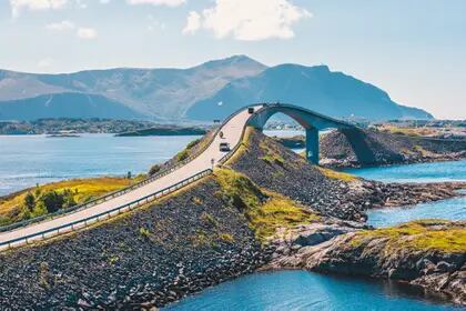 El puente más "estético" de la Ruta del Atlántico en Noruega.