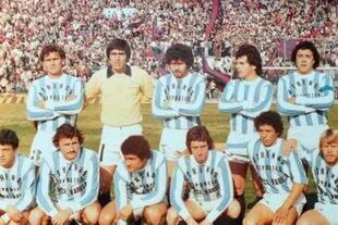 En Argentino de Quilmes, en Primera B, abajo a la derecha; allí fue compañero de Juan Ramón Verón.