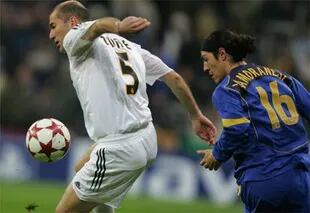 Zidane es perseguido por el ítalo-argentino Mauro Camoranesi, con el que se enfrentó en la final del Mundial Alemania 2006; esta imagen es de un Real Madrid vs. Juventus.