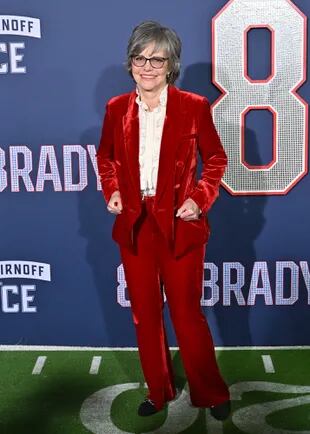 Una sonriente Sally Field recorrió la alfombra roja en Los Ángeles con un conjunto de terciopelo a juego