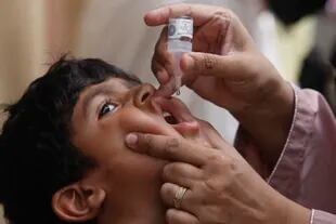 Un trabajador sanitario administra una vacuna contra la polio a un niño en Karachi, Pakistán, el 23 de mayo de 2022.